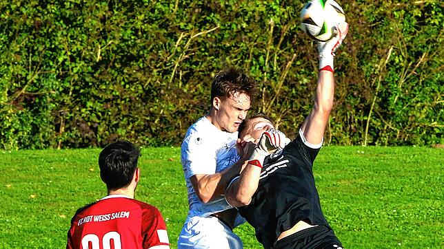 Der Salemer Torhüter Ronny Klockner klärt diese Situation gegen den Villinger Angreifer Jason Barth. Das Verbandsligaderby endete 2:2.