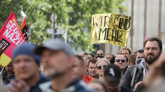 Ein Transparent mit der Aufschrift "Wir sind mehr" ist bei einer Kundgebung gegen Rechts unter dem Motto "Sachsen: Stopp den Mob" vor ...