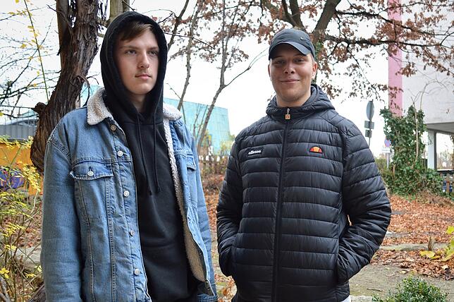 Leon Müller (links) und Elias Leobiller haben lehnen nach eigenen Angaben das bundesweite Schulsystem ab und sehen ihren Platz nicht in ...
