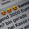 Herz-Emojis stehen in einer Nachricht auf einem Smartphone. Wegen des Verdachts auf Geldwäsche im Bereich des Internetbetrugs Love Scam ...