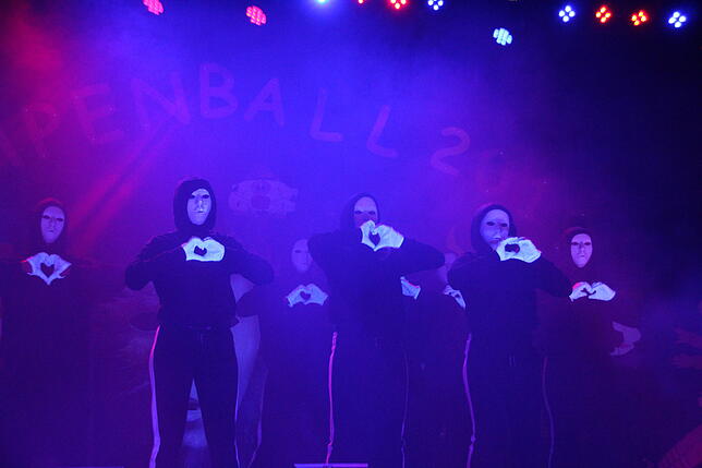 Düster und doch sehr liebevoll geht es zu bei der Vorführung der Tanzgruppe Reunited. Eine anspruchsvolle Choreografie gepaart mit ...