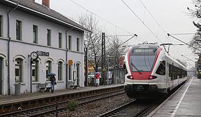 (Archivbild) Hier am Haltepunkt des Seehas in Allensbach „beförderte der Unbekannte den 53-Jährigen aus dem Zug“, wie die Bundespolizei ...