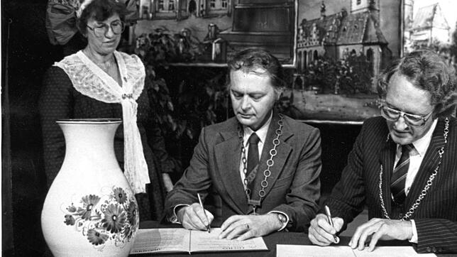 Ein denkwürdiges Ereignis zu Zeiten des Eisernen Vorhangs am 12. Juli 1984: Karel Bican, Bürgermeister von Tábor (Mitte) und der ...