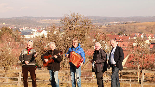 Über den Dächern von Anselfingen: Volker Kaiser, Carlos Magni, Peter Keller, Wilfried Metzger und Elmar Buck (v.l.) und Dieter Freitag ...