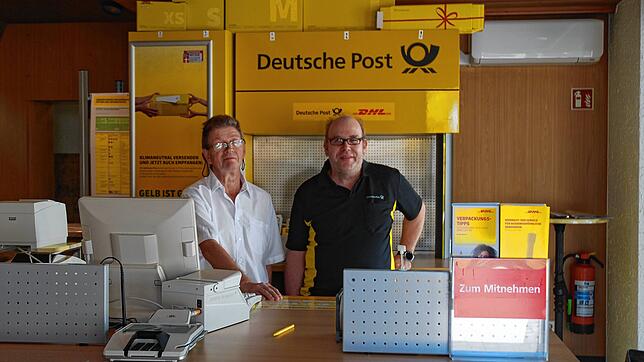 Ulrich Beck (links) leitet die Postfiliale in Grießen, rechts Mathias Hertel von der Deutschen Post.