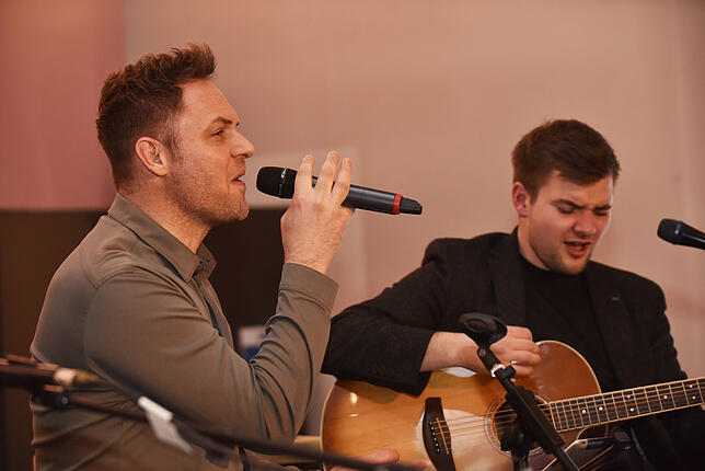 Thomas Sausen (links) und Andre Ernst von &bdquo;Herrenabend&ldquo; sorgen für die Musik.