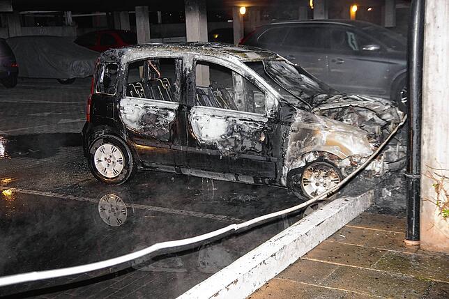 Das in Brand geratene Fahrzeug ist ein Totalschaden.