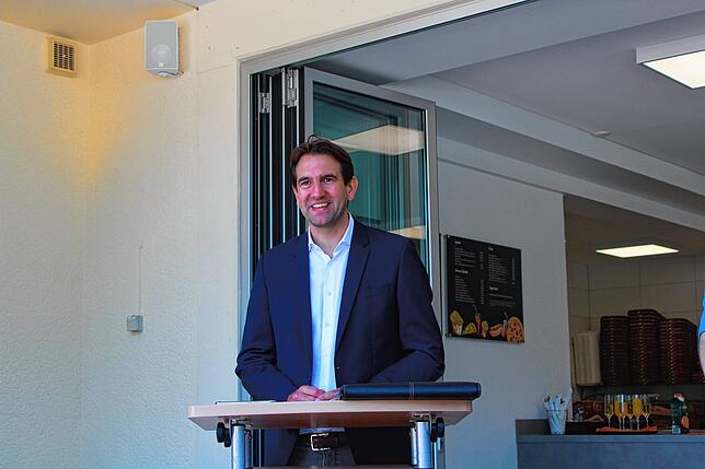 Andreas Jung, MdB, ist extra zur Eröffnung des Freibads aus Berlin in seine Heimatstadt gekommen.
