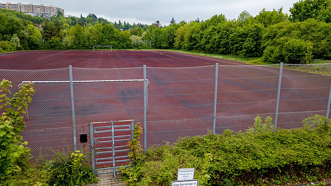 Der marode Sportplatz am Hoptbühl-Gymnasium soll nun doch 2019 saniert werden, fordert jetzt die CDU-Gemeinderatsfraktion.