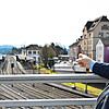 Gerhard Roloff, hier auf der Kolpingbrücke, zeigt auf das Bahnhofareal, für das er etliche Vorschläge erarbeitet und bereits etliche ...