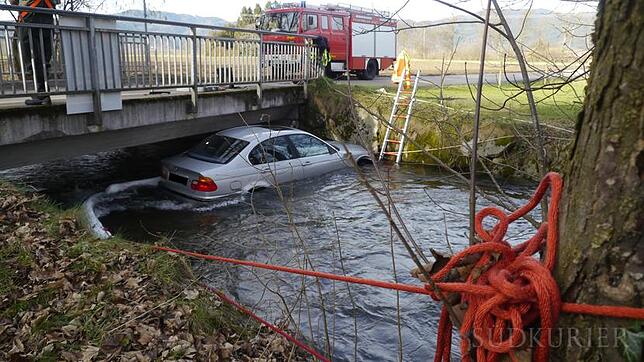 Vermutlich beim Versuch sich selbst Hilfe zu verschaffen, stieg der Fahrer aus seinem Fahrzeug heraus, verlor aus ungeklärter Ursache ...