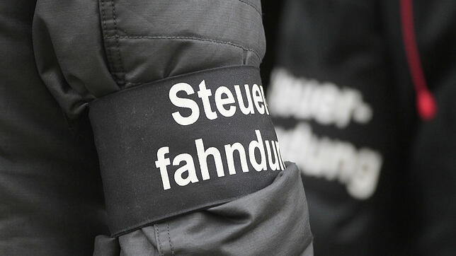 Steuerfahnder bei einer Razzia. Bei einem Steuerbetrug sollen 3,2 Millionen Euro in Lokalen hinterzogen worden sein. Für die ...