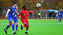 FC Pfaffenweiler-Spieler Jallow Saja (rotes Trikot) im Zweikampf mit einem Hegauer FV-Spieler. Ein Tor gelang dem Stürmer mit der Nummer ...