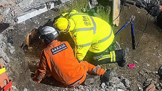 Einsatz im Erdbebengebiet. Durch diesen gegrabenen Tunnel können Volker Hauger gemeinsam mit einem Kollegen aus England eine ...