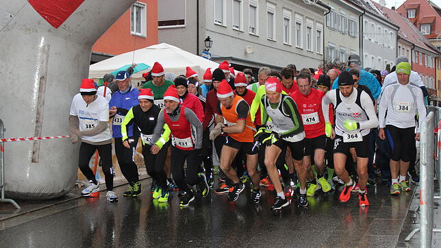 Einige bestreiten den Nikolauslauf trotz sechs Grad mit kurzen Hosen. Bilder: Claudia Ladwig
