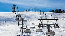 Die leeren Sessel der Feldbergbahn hängen vor Betriebsbeginn an ihrem Tragseil.