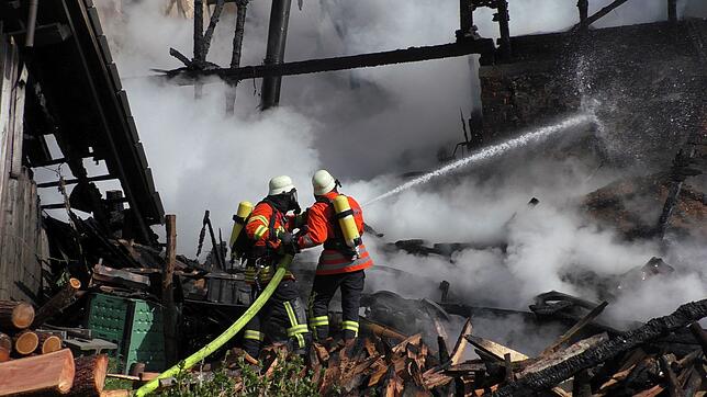 Großbrand in Zell-Gresgen Zwei Feuerwehrmänner kämpfen gegen den Großbrand von Gresgen an. Ein voller Hackschnitzelbunker unterstützte das Großfeuer.