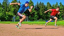 Hochkonzentriert trainieren Hendrik Dombek (links) und Dominik Mayrhofer im Roßbergstadion Sprints. Für Dombek ist es die Vorbereitung ...