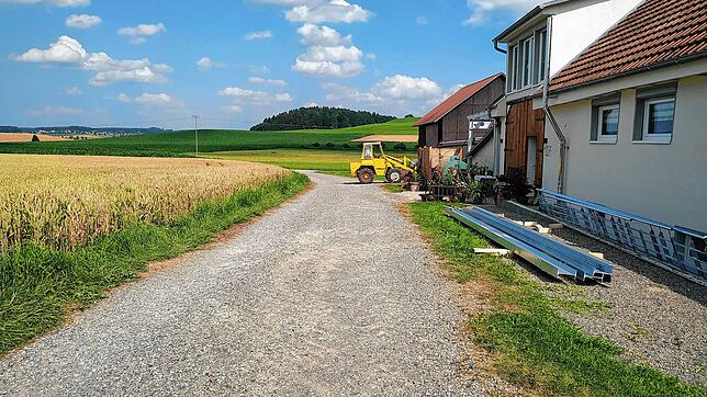 Ein Teil des Riedwegs in Deutwang soll einen neuen Spritzbelag erhalten, weil es bisweilen auf der Strecke sehr staubig werden kann.