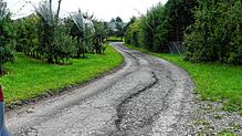 Der Feldweg Bergstraße in Ahausen ist in einem sanierungsbedürftigen Zustand. Er soll nun erneuert werden. Foto: Christiane Keutner