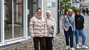 Hinter dieser Glasfront in der Tiengener Fußgängerzone eröffnet demnächst ein Pop-Up-Store: Darüber freuen sich Julia Jordan (von links, ...
