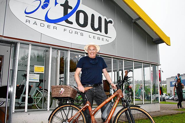 Martin Vetter vom Fahrradgeschäft Tour – hier im Juni 2020 – hat auch ausgefallene Modelle im Programm, wie dieses E-Bike, ...