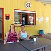 Eine Verschnaufpause gönnten sich die Pächterinnen Elsa und Helga Weicher beim Kiosk der Naturbadeseeanlage in Eggingen, bevor es ans ...