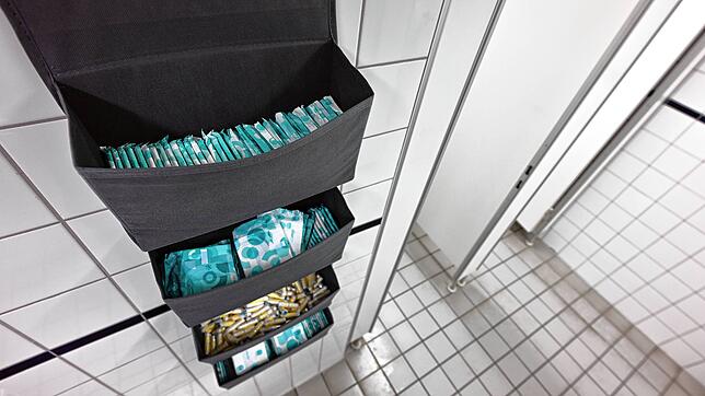 (Archivbild) An vielen Orten gibt es das schon: Periodenprodukte liegen hier in einer Toilette an der Friedrich-Schiller-Universität ...