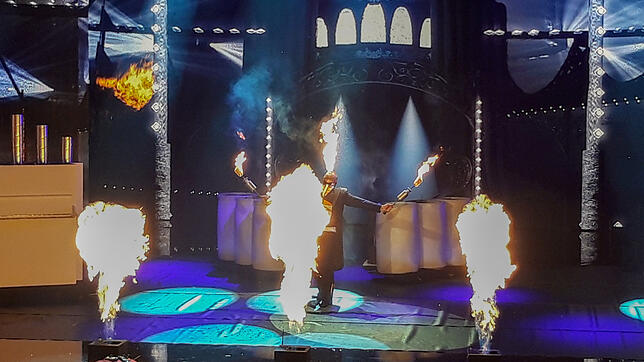 Feuer ist sein Element. Hannes Schwarz zeigt im Finale der TV-Unterhaltungsshow "Das Supertalent" seine Feuerkünste. Die Jury ist ...