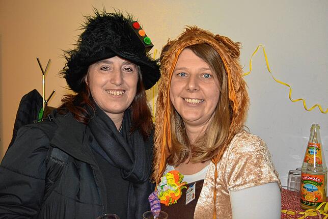Damen-Duo in den Redaktionsräumen: Am Rosenmontag hat die SÜDKURIER-Redaktion traditionell geöffnet und es gibt Sekt, Softgetränke und ...