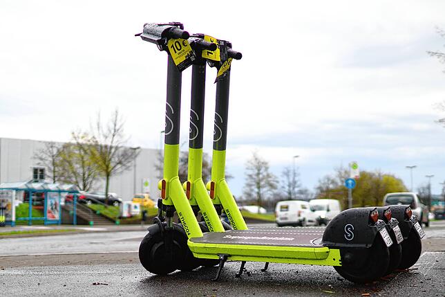 Die Superpedestrian-Scooter sind gut an ihrer neongelben Farbe zu erkennen. Drei solche Roller – so wie hier auf dem Bild – ...