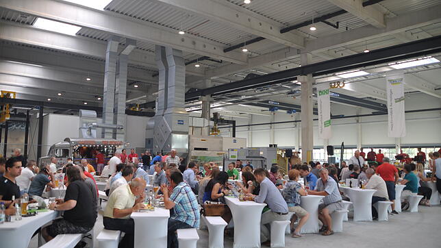 In einer Halle dieser Größenordnung lässt es sich gut feiern, die Belegschaft und die Partnerfirmen erlebten ein ungezwungenes Fest.