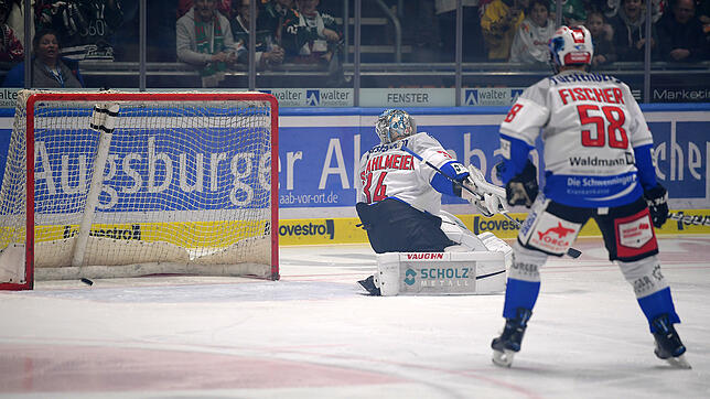 Das Augsburger 1:0, hinter Wild-Wings-Hüter Dustin Strahlmeier liegt der Puck im Kasten. Am Ende verlor Schwenningen bei den Augsburger ...