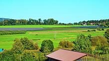 Auf der Wiesenfläche unterhalb des Waldes im oberen Bildrand soll eine Agri-PV-Anlage installiert werden. Von Ittendorf aus wird sie ...