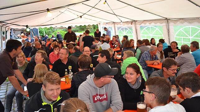 Trotz widriger Witterungsverhältnisse besuchten zahlreiche Gäste am Montagabend die Festlichkeiten des Narrenvereins Binker auf dem ...