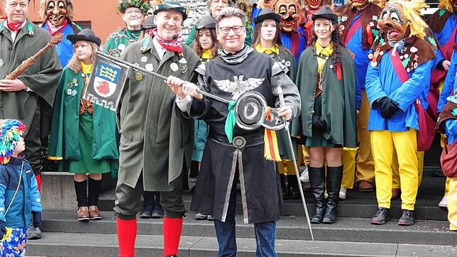 Eichelklauber-Zunftmeister Patrick Gansser (links) und Gailingens Bürgermeister Thomas Auer bei der Schlüsselübergabe nach dem Rathaussturm.