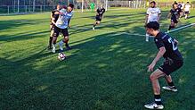 Vor allem in der ersten Halbzeit konnten sich die Fußballer der SG Marbach/Rietheim (weißes Trikot) in vielen Zweikämpfen behaupten.