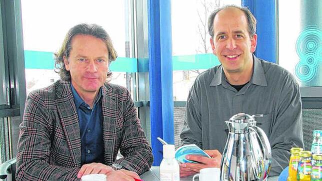 VHS-Leiter Jens Awe im Gespräch mit Redakteur Günter Vollmer über die seit Jahren wachsende Nachfrage nach Kursen der Volkshochschule.