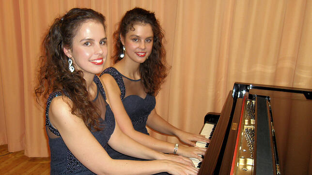 Die Zwillingsschwestern (von links) Friederike und Karolin Stegmann boten im Sigma-Zentrum ein niveauvolles Klavierkonzert zu vier Händen.