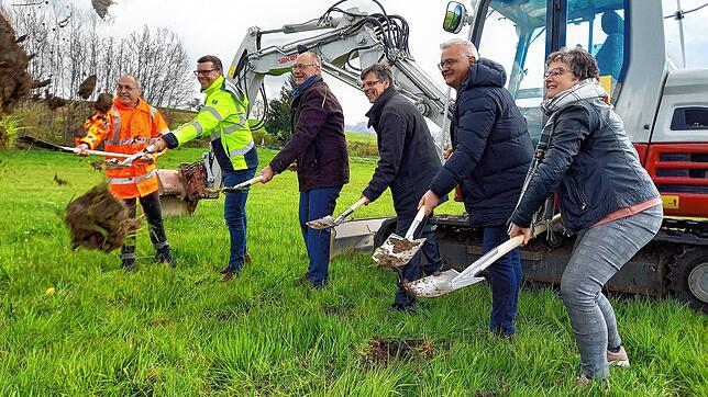 Die Bollen fliegen: Am Montag fand südlich von Markdorf der erste Spatenstich für die Südumfahrung statt. Symbolisch buddelten (von ...