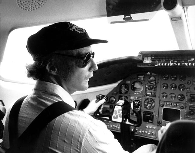 Niki Lauda im Cockpit eines Flugzeugs 1980