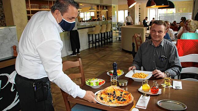 Im Markdorfer Risorante Pizzeria Eiscafe Lamm serviert Elvis de Jesus die von der Mittagskarte bestellten Gerichte. Redakteur Toni ...