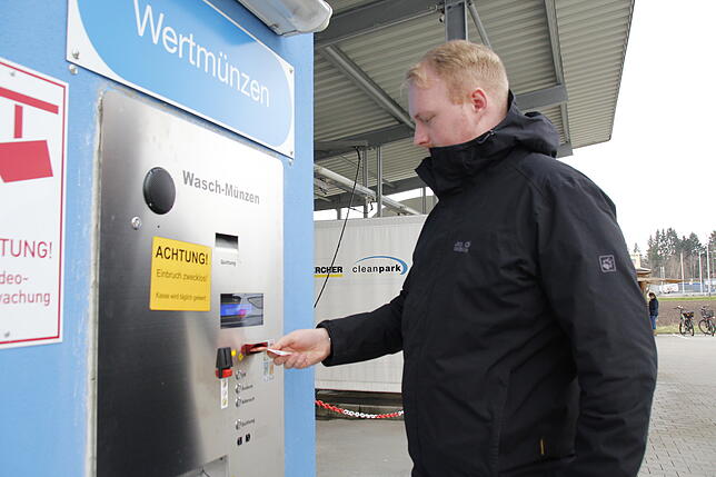 Zehn Euro, elf Münzen: Die Wertmünzen für den Waschpark kommen aus einem Automaten.