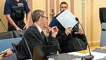 Der Angeklagte (r), spricht vor Prozessbeginn mit seinem Verteidiger Axel Kästle im Gerichtssaal. Kurz vor Weihnachten 2022 soll der ...