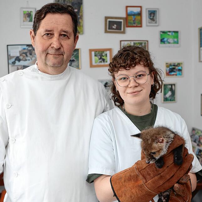 Dr. Heinrich Preiß und Josephine Fromberg mit der kleinen Füchsin, die den Namen Auricula (&ldquo;kleines Ohr&ldquo;) erhalten hat.