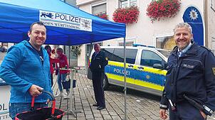 Am Infostand der Polizei: Marktbesucher René Schnetzler aus Meßkirch (links) und Fabian Hengstler (rechts) vom Referat Prävention, im ...