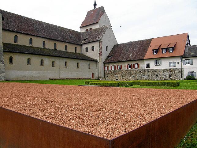 Die Erd-/Stahlskulptur nördlich des Reichenauer Münsters.