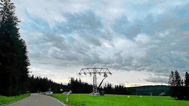 In großer Höhe werden die Isolatoren an den Freileitern ausgetauscht, diese Arbeiten erledigen die Mitarbeiter von Netze BW. Foto: ...