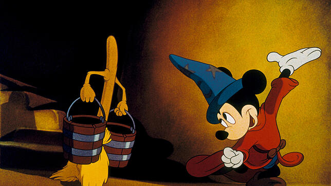 Micky Maus in einer Szene des Zeichentrickfilms "Fantasia". Der Film kam 1940 in die Kinos und sorgte beinahe für Disneys finanziellen ...