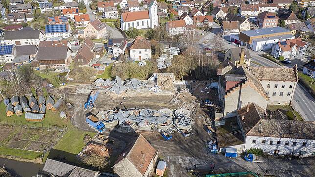 Von der früheren Silo-Anlage bleibt nur noch zerbeultes Metall: Ein Blick auf das Brauerei-Areal zum Ende der Abrissarbeiten an den neun ...
